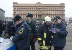 Policisté a hasiči před stanicí Lubjanka.